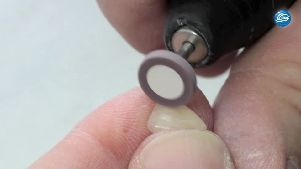 komet-diao-video-keramikverblendkrone-polieren image 1